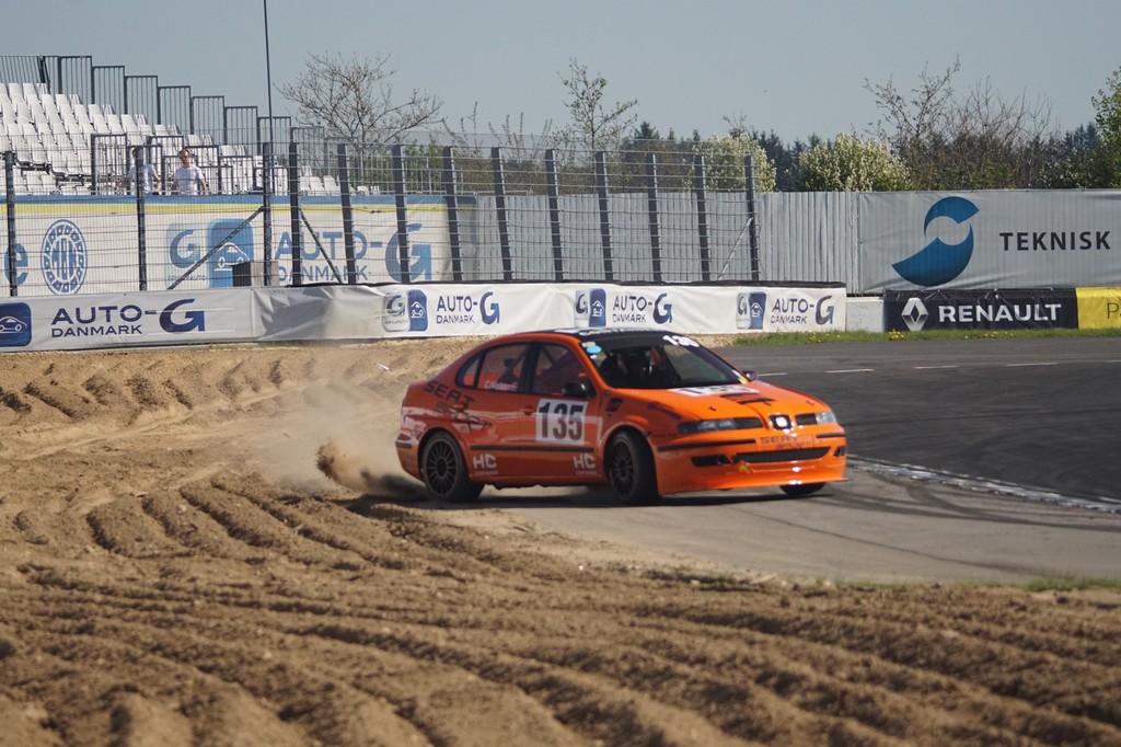 Christian Aage Nielsen i Seat Toledo i Division 1 fik med nød og næppe redet bilen fra at ende i sandkassen
(Foto: Torben Paulsen)